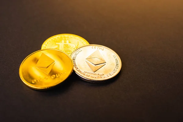 Guldeter Mynt Eller Ethereum Nätverk Utbyte Svart Bakgrund Blockchain Och — Stockfoto