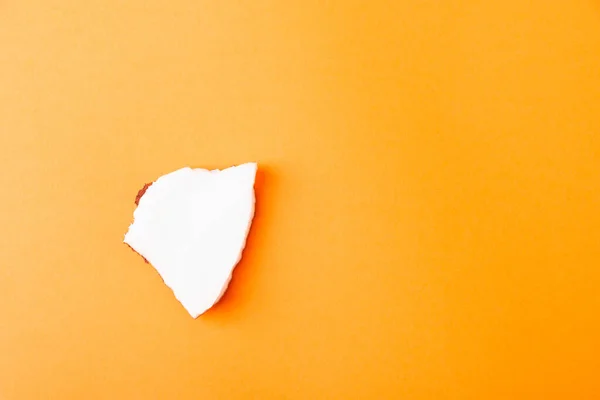 快乐椰子日的概念 新鲜椰子团块片 工作室拍摄孤立的橙色背景 — 图库照片