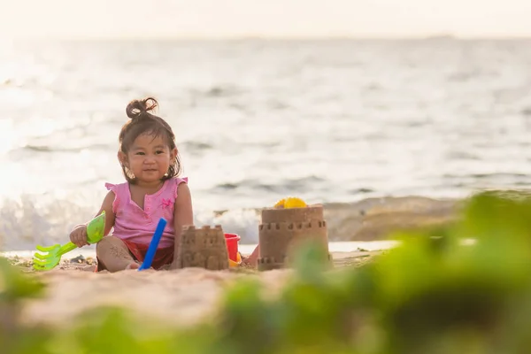 Feliz Diversión Niño Asiático Linda Niña Jugando Arena Con Herramientas — Foto de Stock