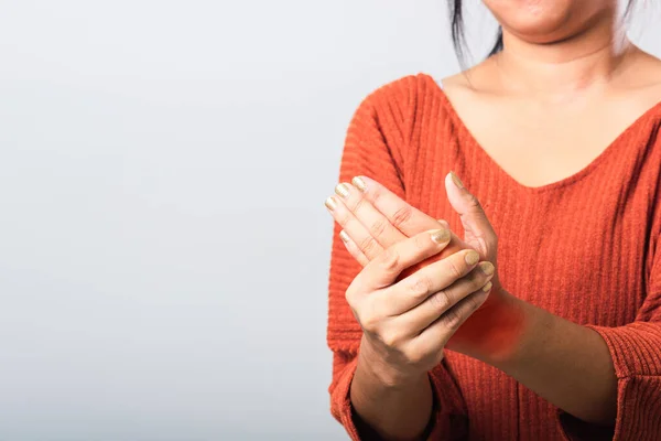 Close Hand Van Aziatische Vrouw Houdt Haar Acute Pijn Pols — Stockfoto