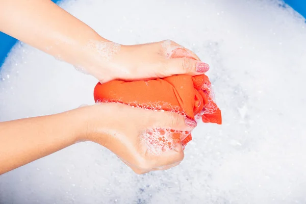 Close Jonge Aziatische Vrouw Gebruik Handen Wassen Kleur Kleren Bekken — Stockfoto