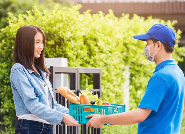 Asiatische Junge Liefermann Gesichtsmaske Machen Lebensmittelgeschäft Fast Service Geben Frisches — Stockfoto