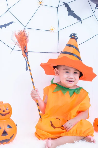 Смешной Счастливый Маленький Милый Мальчик Костюме Хэллоуина Оранжевой Тыквой Джек — стоковое фото
