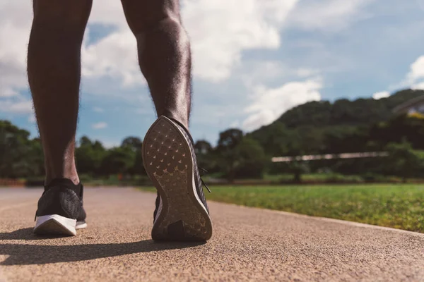 亚洲的年轻运动员 跑步运动员 黑人男子穿着积极的脚 准备在跑步机跑道上进行户外运动训练 以向前迈进一步 进行健康的运动锻炼 穿紧身鞋 — 图库照片