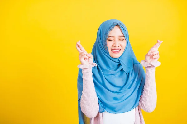 亚洲穆斯林阿拉伯人 快乐的亚洲美丽女子的画像伊斯兰宗教带着面纱头巾 微笑着 手指头交叉 祈求好运 摄影棚用黄色背景拍摄 — 图库照片