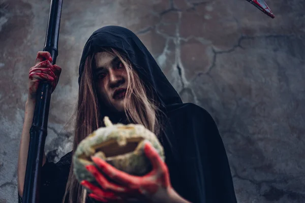 Mujer Fantasma Horror Celebración Calabaza Tener Sangre Mano Halloween Día —  Fotos de Stock
