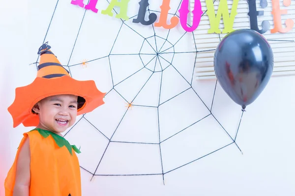 Engraçado Garoto Feliz Traje Halloween Com Abóbora Jack Com Cobweb — Fotografia de Stock
