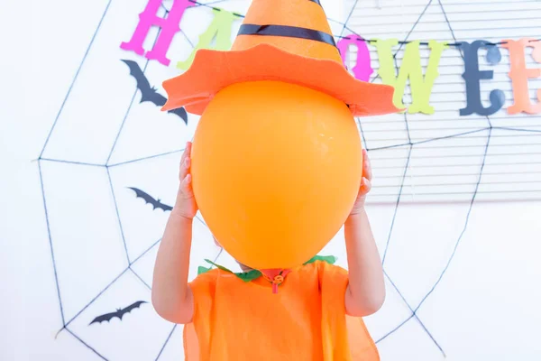 Смешной Счастливый Мальчик Костюме Хэллоуина Джеком Оранжевым Шариком Рукой Паутиной — стоковое фото