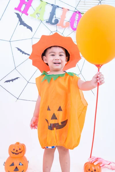 Смешной Счастливый Мальчик Костюме Хэллоуина Джеком Оранжевым Шариком Рукой Паутиной — стоковое фото