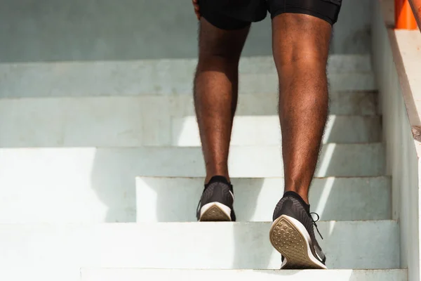 Close Atleta Sapatos Pernas Jovem Esporte Corredor Homem Preto Passo — Fotografia de Stock