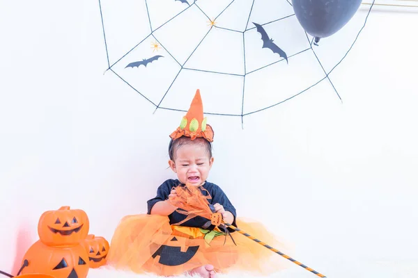 Смешная Счастливая Девочка Костюме Хэллоуина Тыквенным Джеком Паутиной Заднем Плане — стоковое фото
