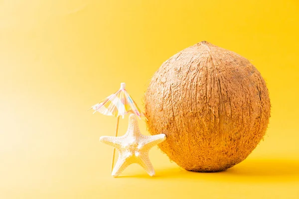Happy Coconuts Day Konzept Ganze Kokosnuss Sonnenschirm Und Seesterne Studioaufnahme — Stockfoto