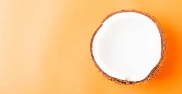 Happy Coconuts Day Konzept Frische Halbe Kokosnuss Studioaufnahme Isoliert Auf — Stockfoto