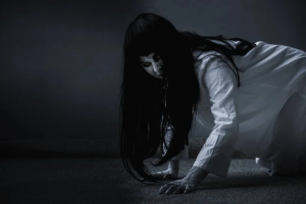 Mulher Terror Fantasma Assustador Rastejando Conceito Dia Halloween — Fotografia de Stock