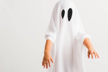 Komik cadılar bayramı çocuğu kavramı, beyaz kostümlü şirin çocuk cadılar bayramı hayaleti korkunç, stüdyo resmi beyaz arka planda izole edilmiş.