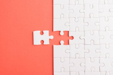 Üst görünüm düz kağıt düz yapboz yapısı çözme ve yerleştirme için son parçalar, kırmızı arka planda stüdyo çekimi, sınav hesaplama konsepti