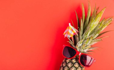Yaz Ananas Günü Konsepti 'ni kutlayın, Top view düz çizgi ananas yatağı kırmızı güneş gözlüğü takın, stüdyo resmi kırmızı arka planda, tatil yazı tropikal, minimal stil meyveli.
