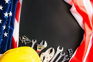 İşçi bayramı konsepti, siyah üzerine Amerikan bayrağı olan çeşitli İngiliz anahtarı. Eylül 'ün ilk pazartesi günü, işçi hareketinin kurulması ve Amerikan işçilerinin sosyalleşmesi.