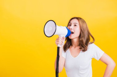 Asya 'nın mutlu portresi. Güzel, sevimli genç bir kadın. Megafonla bağırarak anons yapıyor.