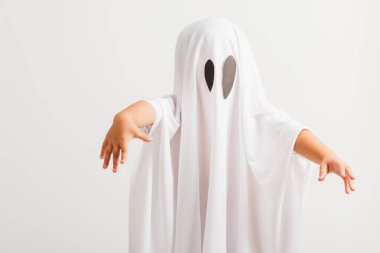 Komik cadılar bayramı çocuğu kavramı, beyaz kostümlü şirin çocuk cadılar bayramı hayaleti korkunç, stüdyo resmi beyaz arka planda izole edilmiş.