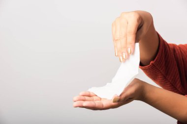 Asyalı kadının elini kapat. Islak mendil kullanıyor. Ellerini temizliyor. Stüdyo resmi beyaz arka planda izole edilmiş.