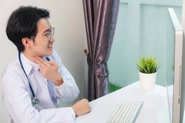 Asiatischer Junger Gut Aussehender Arzt Arztkleidung Und Stethoskop Videokonferenz Oder — Stockfoto