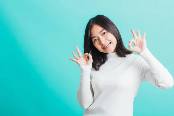 Asiático Adolescente Bela Jovem Mulher Sorriso Tem Aparelho Dental Nos — Fotografia de Stock