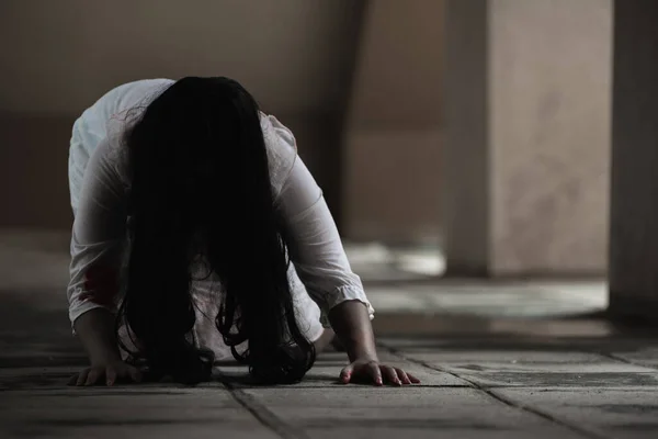 Miúda Zombie Sangue Mulher Asiática Fantasma Com Sangue Horror Medo — Fotografia de Stock