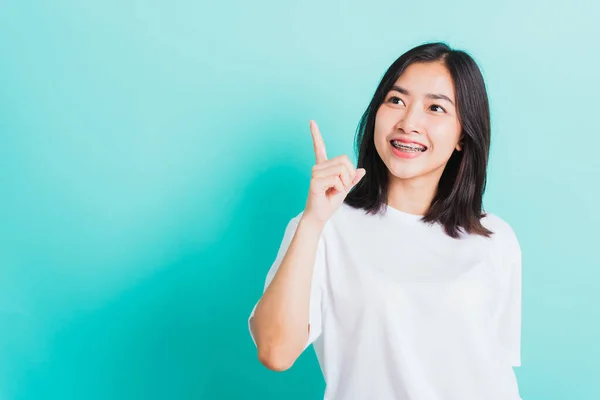 Retrato Adolescente Asiática Hermosa Sonrisa Mujer Tiene Frenos Dentales Los —  Fotos de Stock