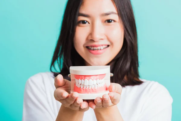 Portrait Adolescence Asiatique Belle Jeune Femme Sourire Ont Appareils Dentaires — Photo