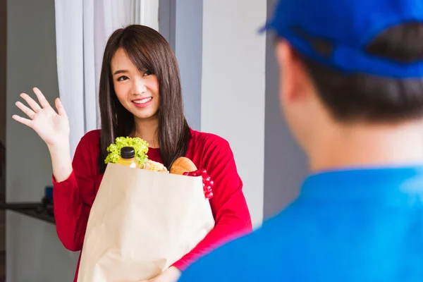 Asiatico Giovane Uomo Consegna Uniforme Blu Facendo Servizio Alimentari Dando — Foto Stock