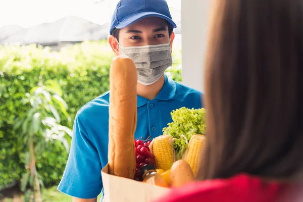 Asiatische Junge Liefermann Uniform Tragen Schutzmaske Macht Lebensmittelgeschäft Service Geben — Stockfoto