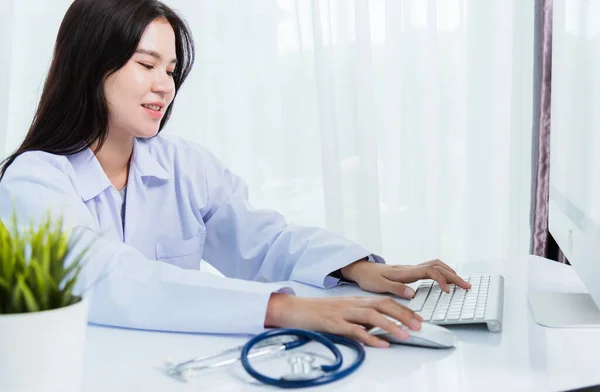 Asiática Linda Médica Sorrindo Vestindo Uniforme Médico Com Estetoscópio Digitando — Fotografia de Stock