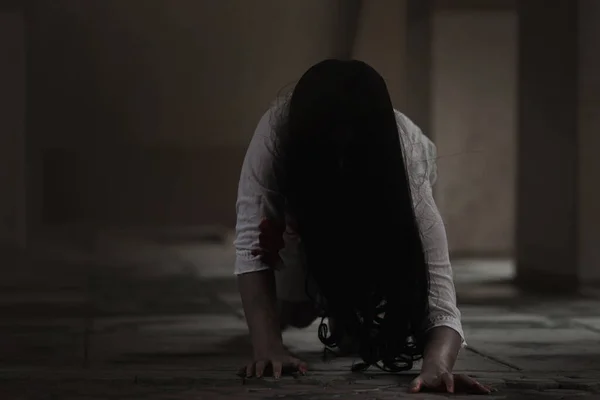 Dziewczyna Zombie Krwi Duch Azjatki Krwią Przerażający Strach Ciemnym Domu — Zdjęcie stockowe