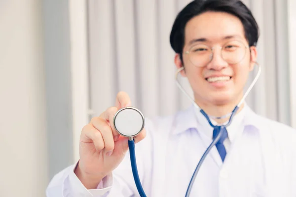 Porträt Von Glücklichen Asiatischen Jungen Arzt Schöner Mann Lächelt Uniform — Stockfoto