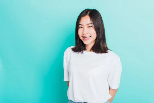 Retrato Adolescente Asiático Bela Jovem Sorrir Tem Aparelho Dentário Nos — Fotografia de Stock