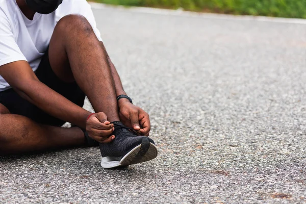 Feche Corredor Esportivo Asiático Homem Negro Sentado Shoelace Tentando Correr — Fotografia de Stock