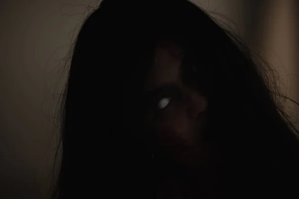 비피로 얼굴을 감쌌고 아시아 유령의 어두운 집에서는 무서운 공포가 했습니다 — 스톡 사진