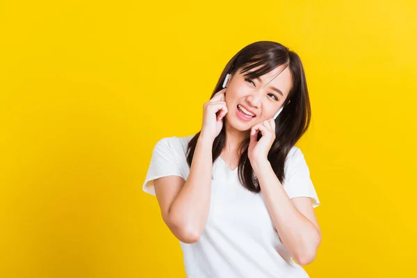 Portret Aziatisch Van Een Gelukkige Mooie Jonge Vrouw Dragen Draadloze — Stockfoto