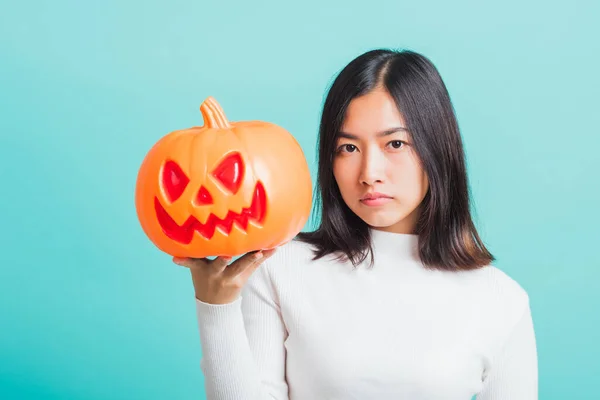 Retrato Mujer Joven Hermosa Asiática Sosteniendo Calabazas Modelo Naranja Divertida —  Fotos de Stock