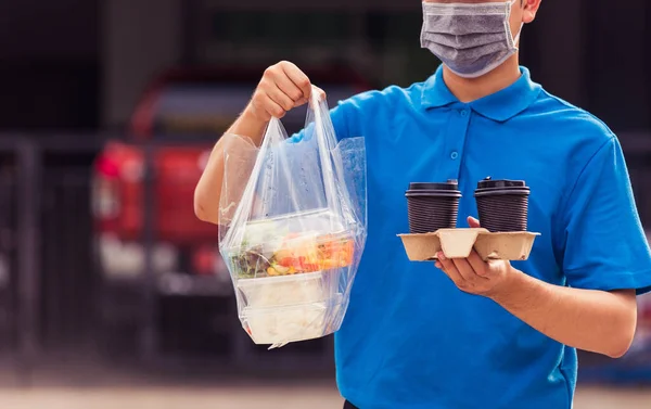 Ásia Jovem Entrega Homem Azul Uniforme Vestindo Máscara Facial Fazendo — Fotografia de Stock