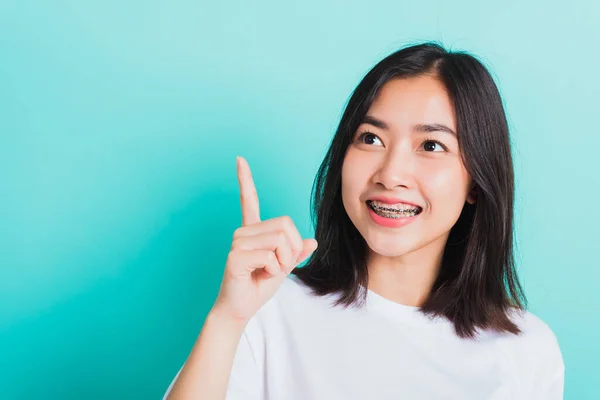 Retrato Adolescente Asiática Hermosa Sonrisa Mujer Tiene Frenos Dentales Los — Foto de Stock