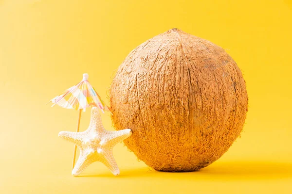 Happy Coconuts Day Konzept Ganze Kokosnuss Sonnenschirm Und Seesterne Studioaufnahme — Stockfoto