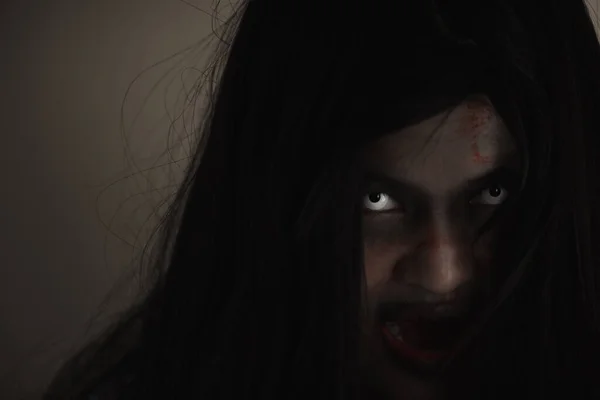 비피로 얼굴을 감쌌고 아시아 유령의 어두운 집에서는 무서운 공포가 했습니다 — 스톡 사진