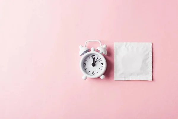 Dünya Seks Sağlığı Aids Günü Prezervatif Paketi Alarm Saati Doğum — Stok fotoğraf