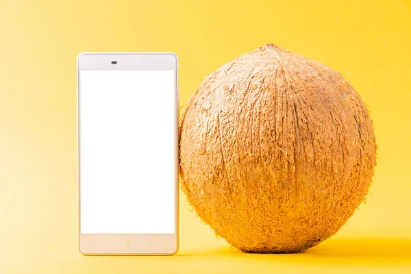Happy Coconuts Day Konzept Ganze Kokosnuss Und Digitaler Smartphone Bildschirm — Stockfoto