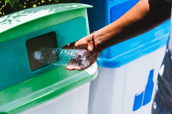 Focus Selettivo Chiudere Uomo Mano Nera Gettando Una Bottiglia Acqua — Foto Stock