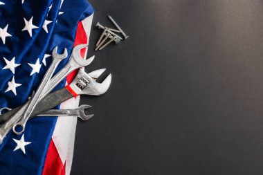 İşçi bayramı konsepti, siyah üzerine Amerikan bayrağı olan çeşitli İngiliz anahtarı. Eylül 'ün ilk pazartesi günü, işçi hareketinin kurulması ve Amerikan işçilerinin sosyalleşmesi.