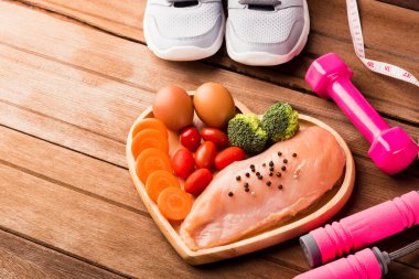 Çiğ tavuk filetolarının en üst görüntüsü. Kemiksiz değil. Kalbinde baharat olan tahta ve spor aletleri ya da atlet aletleri yok.