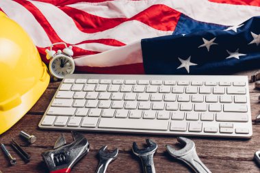 Amerika İşçi Bayramı 'nız kutlu olsun. Amerikan bayrağı ve klavyeli farklı anahtarlar. Eylül 'ün ilk pazartesi günü, işçi hareketinin kurulması ve Amerikan işçilerinin sosyalleşmesi.